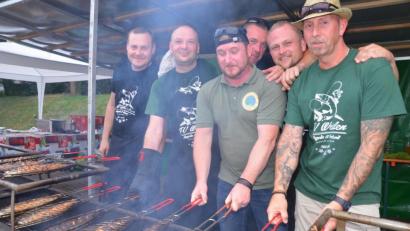 Bild: Kunz
Wer die Hitze liebt: Die Männer am Grill leisten Schwerarbeit.