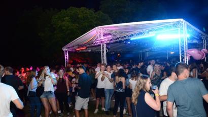 Bild: bey
Eine tolle ausgelassene Stimmung herrschte bei der 5. Beachparty der SpVgg Schirmitz, der auch der später einsetzende Regen nichts anhaben konnte.