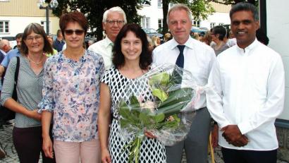Bild: ld
Am Ende eines Abschiedsgottesdienstes dankte Pater Joy (rechts) der scheidenden Gemeindereferentin Gabi Sieder (mit Blumen) für ihr engagiertes Wirken. Geschenke überreichten die Vertreter der kirchlichen Gremien: Pfarrgemeinderatssprecherinnen Irene Riedel und Sabine König (von links) und die beiden Kirchenpfleger Werner Scharf und Klaus Brunner (Dritter und Fünfter von links).