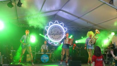 Bild: rn
"Kordula Grün" hielt Einzug am Karlsplatz und die Bürgerfest-Gäste singen ausgelassen mit.