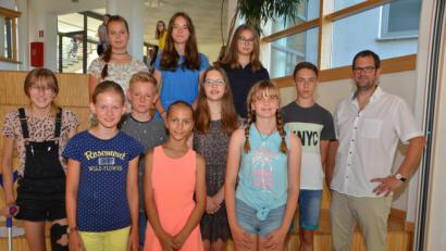 Bild: dob
Konrektor Kilian Graber zeichnete die Eliteschüler der Realschule aus. Gleich sechs Mal wurde der Schnitt von 1,0 erreicht.