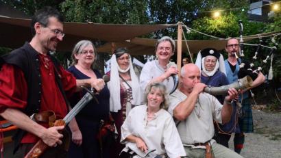Bild: Kunz
Im Biergarten des "Parapluie" geht's mit Schwertern und Gebläse zurück ins Mittelalter.