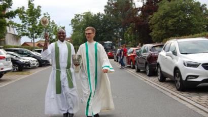 Bild: az
Pfarrer Gilbert Mburu Kabiru aus Kenia vertritt bis 20. August Stadtpfarrer Bernhard Müller. Er studiert in Innsbruck und schreibt seine Doktorarbeit in Pastoraltheologie. Am Samstagabend stand er erstmals mit Ruhestandspfarrer Wolfgang Traßl am Altar. Anschließend besprengte er die abgestellten Fahrzeuge mit Weihwasser