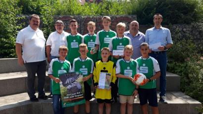 Bild: BFV/exb
Fußball-Kreisvorsitzender Albert Kellner (links) und GMG-Chef Peter Welnhofer (rechts daneben) freuen sich wie Thomas Gebele (hinten, Zweiter von rechts) und Matthias Harbauer mit den fairen GMG-Fußballern Konstantin Plankl, Michael Mende, Simon Lang, Michael Janner, Julian Scharf, Maximilian Sailer, Luis Schildbach, Kilian Dotzler und Tarek Saleh.