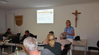 Bild: fla
Interessiert folgten die Markträte den Ausführungen von Doris Völkl (stehend) zum Projekt "Neun2727 - gut leben im Waldthurner Land".