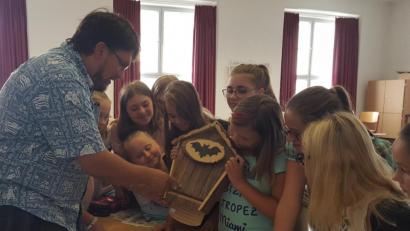 Bild: exb
Fledermausberater Michael Arbter erklärt den Schülerinnen, wie ein Fledermauskasten funktioniert.