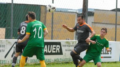 Bild: gb
Der ASV Waldsassen unterlag am Sonntag dem ATSV Tirschenreuth (grüne Trikots) mit 1:3.