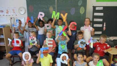 Bild: nn
Das viele Üben hat sich gelohnt. Alle Kinder der beiden ersten Klassen können nun prima lesen und haben dies mit einem tollen Buchstabenfest am Schuljahresende gefeiert.