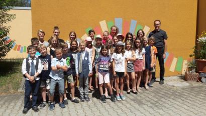 Bild: Michael Schröter
Heimatforscher Edelsfeld:
Gruppenfoto der Nachwuchspolitiker der Grundschule Edelsfeld mit Bürgermeister Hans-Jürgen Strehl.