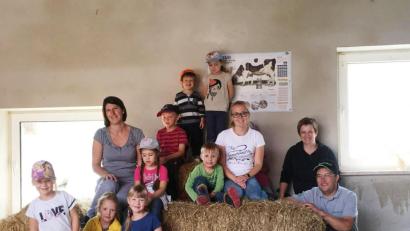 Bild: njn
Die Kinder des St.-Elisabeth-Kindergartens mit ihren Erzieherinnen und dem Ehepaar (von rechts) Leonhard und Monika Schleicher.
