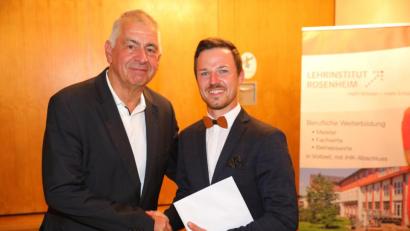 Bild: exb
Stephan Lohmeyer (links) überreicht den Förderpreis an den Lehrgangsbesten, Christian Wolf aus Waidhaus.