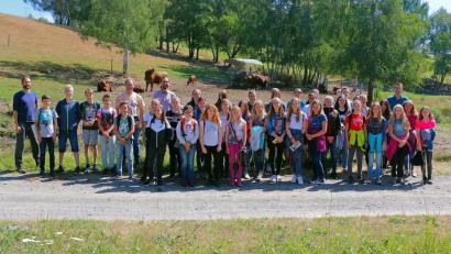 Bild: bsc
Einen außergewöhnlichen Projekttag erlebten 50 Schüler des Gymnasiums Tirschenreuth. Biolandwirt Josef Schmidt (hinten, Dritter von links) informierte die Schüler über seinen Hof. Agrarökologe Andreas Gmeiner und die Lehrer Markus Remold und Michael Beugler (hinten, von links) sprachen über Ökolandbau und Biolandwirtschaft.