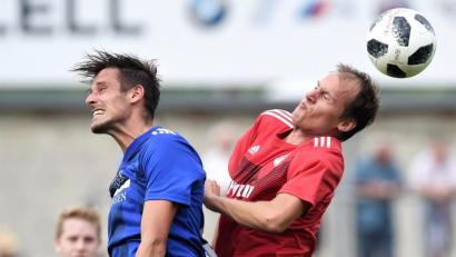 Bild: Büttner, Gerhard
Beim 5:0-Sieg der SpVgg SV Weiden erzielte Benjamin Werner (links, im Kopfballduelle gegen Johannes Luber) sein erstes Saisontor.
