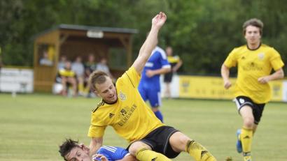 Bild: Hubert Ziegler
Der Schwarzhofener Innenverteidiger Christian Weiss (unten) grätscht auf Kosten eines Freistoßes den von der DJK Ammerthal zu seinem Stammverein zurückgekehrten Hahnbacher Siegtorschützen Tobias Hüttner ab.