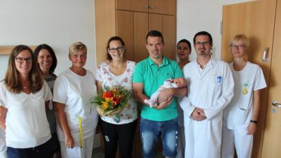Bild: exb
Laura ist das 200. Kind, das im Jahr 2019 das Licht der Welt im Krankenhaus Tirschenreuth erblickte. Pflegerische Zentrumsleitung Michaela Helm, Krankenhausleiterin Claudia Kost, Hebamme Miluse Mazacova, Assistenzärztin Dr. Susanne Brückner, Chefarzt Dr. Michael Rüth und Kinderkrankenschwester Corinna Brunner (von links) gratulierten den stolzen Eltern Tereza und Sascha.
