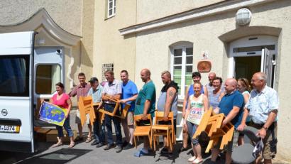 Bild: ath
Die Mitglieder von Kirchenverwaltung und Pfarrgemeinderat sowie weitere freiwillige Helfer haben das disziplinierte Schlangestehen bestimmt auch schon im Kindergarten gelernt. Zumindest halfen sie dort im Paradies der Kleinen von Hl. Dreifaltigkeit fleißig mit, damit das Haus der Buben und Mädchen nach seiner Generalsanierung und Erweiterung noch paradiesischer wird.