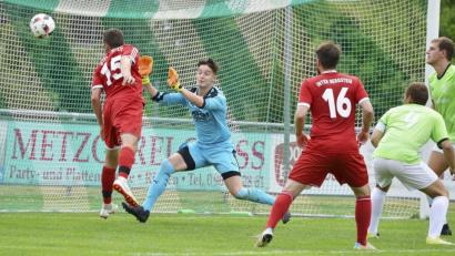 Bild: Hubert Ziegler
Inter-Torjäger David Kubik (links) köpft zur 1:0-Führung unhaltbar für den Riedener Torhüter Maximilian Vogl ein.