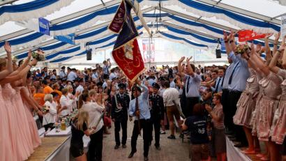 Bild: Florian Schlegl
Einzug ins Festzelt. Die Wolfringer feiern das 125-jährige Bestehen ihrer Feuerwehr nach Kräften.