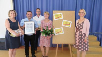 Bild: jzk
Rektorin Christine Wiesend (rechts) verabschiedete Renate Kraus, Konrad Amschl, Jürgen Bayer und Martina Grötsch (von links).