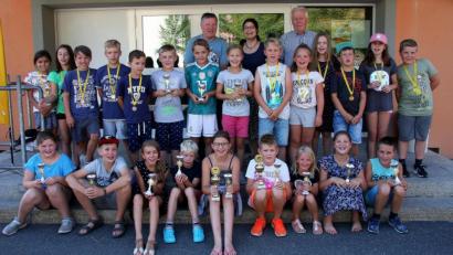 Bild: wro
Die Buben und Mädchen der Wiesauer Grundschule stellten ihr Können mit dem Zweirad unter Beweis. Franz Höcht, Grundschulleiterin Inge Dick und Franz Negratscher senior (hinten, von links) gratulierten den Siegern.