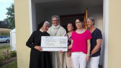 Bild: exb
Schwester Eobarda wurde ein Scheck über 4000 Euro überreicht.