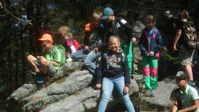 Bild: njn
Viel Spaß hatten die Buben und Mädchen beim Klettern auf den Felsen im Steinwald.
