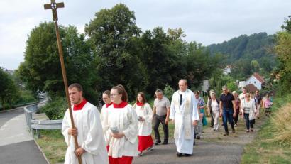 Bild: sm
Zahlreiche Gläubige beteiligen sich am Sonntagvormittag beim Mutter-Anna-Fest an der Pfarrwallfahrt von Altenstadt über Neustadt nach Mühlberg.