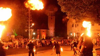 Bild: bey
Feuerbälle aus Menschenmund geben dem Tännesberger Marktplatz eine besondere Art der Beleuchtung.