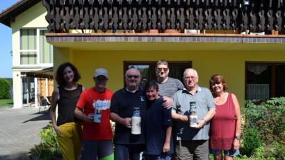 Bild: buc
Gastgeberin Anni Gießübl, Familie Laux und Feldkeller und Gabriele Buchbinder von der Touristinfo Eslarn bei der Ehrung der Gäste zum 25. Aufenthalt. Als Geschenke gab es Tassen und Bierkrüge.