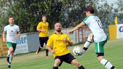 Bild: heh
Der SV Poppenreuth verlor das erste Heimspiel gegen den VfR Katschenreuth mit 2:3. Hier klärt Gästespieler Maximilian Böttcher (rechts) gegen Skerdilaid Curri.