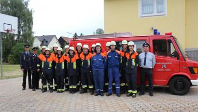 Bild: rpp
Müde aber glücklich stellten sich die Mitglieder der Feuerwehr Löschwitz/Kaibitz nach der bestandenen Prüfung mit Kreisbrandinspektor Otto Braunreuther und Kreisbrandmeister Alois Schindler zu einem Erinnerungsbild auf.