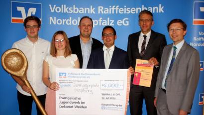 Bild: R. Kreuzer
Der goldene Kochlöffel symbolisiert das Projekt, um das es geht: eine neue Küche für den Zeltlagerplatz Plößberg. Bei der Spendenübergabe von links: Timmy Joe Schlesinger, Franziska Lang, Thomas Vitzthum, Thomas Ludwig, Bernhard Wolf und Wenrich Slenczka.