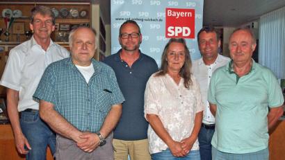 Bild: sön
Kreisvorsitzender Uwe Bergmann (Zweiter von rechts) und Kreisrat Michael Rischke (links)gratulierten Ortsvorsitzenden Steffanie Krethlow (Dritte von rechts), Kassier Manfred Schaller, stellvertretendem Vorsitzenden und Schriftführer Markus Hackl, sowie Beisitzer Helmut Rothmeier.