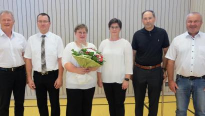 Bild: ohr
Zum Schuljahrsende 2018/2019 scheidet Lutz Böhnisch (Zweiter von links) als Vorsitzender des Elternbeirats nach fast zehnjähriger Amtszeit aus. Stellvertretende Schulleiterin Sabine Bleistein (rechts daneben ) wechselt nach Amberg. Pfarrer Gerhard Wagner (Zweiter von rechts) setzt ab dem Schuljahr 2019/2020 mit der Unterrichtung im Fach „Religionslehre“ aus. Mit im Bild Rektorin Heidi Neidl (Dritte von rechts), ehemaliger Schulleiter Erich Vier (links) und Bürgermeister Josef Deichl (rechts).