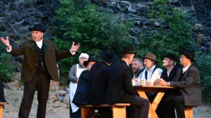 Bild: bey
Der Großbauer von Grundldorf (Georg Burkhard) löst mit seiner theatralischen Aufforderung, ein Schriftstück zum Erhalt kirchlicher Bräuche mit drei Kreuzerln zu unterschreiben, fast schon ein Erdbeben in der Gemeinde Zwentdorf aus.