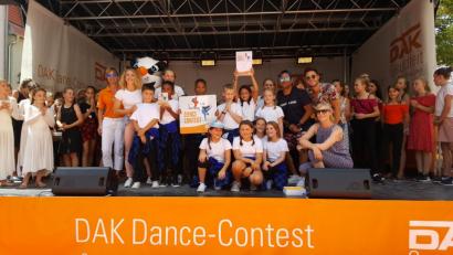 Bild: exb/DAK-Gesundheit
So sehen Sieger aus: Die Weidener Tanzgruppe „DK Diamonds“ mit Gast-Star Luca Hänni (Zehnter von rechts, im Blumenhemd).