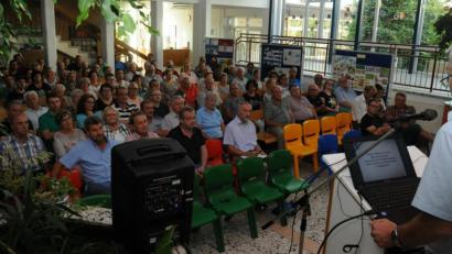 Bild: gf
Erster Bürgermeister Roger Hoffmann (r.) stellte klar, daß derzeit noch nicht entschieden sei, der Abend heute diene nur der Information der Bürger, was beim Straßen-, Kanal- und Wasserleitungsbau auf sie zukommen kann.