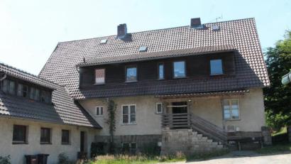 Bild: pi
Mit einem Fördersatz von bis zu 87 Prozent könnte laut Bürgermeister Johann Maurer bei einem Projekt "Innen statt außen" das Wohnhaus bei der Grundschule in Neudorf instand gesetzt werden.