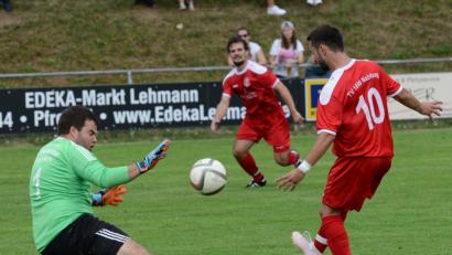 Bild: mhs
Rizos Nikolaos (rechts) ließ Tobias Schönberg, Torwart der Sportfreunde Weidenthal, keine Chance und erzielte für den TV Nabburg das erste Kreisligator.