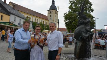 Bild: jr
Stoßen auf ein überragendes Marktplatzfest an, Gewerbefördervereinsvorsitzender Stefan Grillmeier, Weißbier-Resi Martina Bleistein und Bürgermeister Roland Grillmeier (von links) haben sich dazu ein Weißbier genehmigt