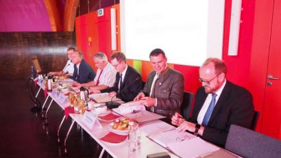 Bild: bl
Bei der ZMS-Verbandsversammlung lenkte Vorsitzender Thomas Ebeling (Zweiter von links) den Blick auf die bayernweit kritische Situation bei der Entsorgung von gewerblichen Abfällen, die verbrannt werden sollen.