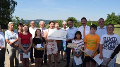 Bild: bnr
Das Projekt "Schulgarten Neusath" ist auf Spenden angewiesen. Bankvorstand Bernhard Werner (Vierter von rechts) von der Raiffeisenbank im Naabtal übergab für diesen Zweck einen Scheck über 1000 Euro an Schulleiterin Silke Schmid und Schulleiter Oliver Vogel.