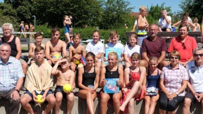 Bild: ohr
Zum elften Mal in Folge richtete der Zweckverband Freizeit- und Erholungszentrum Perschen die „Perschener Schwimmmeisterschaften“ aus. Die Organisation der Wettkämpfe oblag Konrektorin a.D. Heidi Schwendner (vorne Zweite von rechts). Stellvertretender Vorsitzender Richard Tischler (vorne links) zeichnete die Erstplatzierten in der Einzelwertung und in den Staffelläufen aus. Der Kreisobmann für Schwimmen, Peter von der Sitt (hinten Zweiter von rechts) und die pensionierten Lehrkräfte Christa Schwaiger, Winfried Schwarz (hinten links), Ewald Eicher (hinten rechts) und Manfred Schwendner (vorne rechts) wirkten als Kampfrichter.


.
