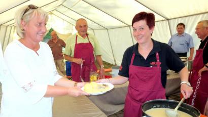 Bild: op
Krenfleischausgabe bei der Lessauer "Schupfnkerwa".