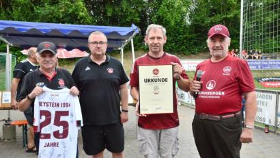 Bild: bey
FCN-Fanclub Vorsitzender Daniel Vater (Zweiter von links) freut sich über die Geburtstagsgeschenke von Dieter Altmann (links), die Urkunde zum Jubiläum von Georg Kraus und Club-Vertreters Karl Teblitzky (rechts).