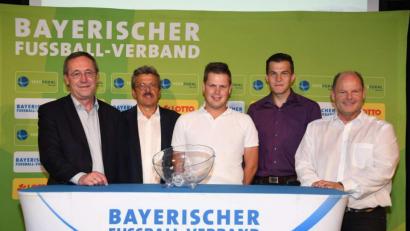 Bild: aun
Matthias Rascher (Dritter von links) und Christoph Vögerl (Vierter von links) von der DJK Utzenhofen bei der Pokalauslosung in Bad Wiessee mit Vertretern von Lotto Bayern und des Bayerischen Fußball-Verbandes.
