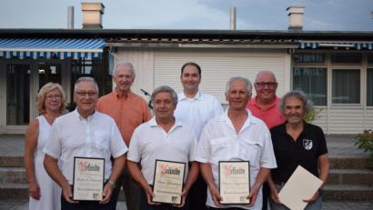 Bild: bnr
Der FC Schwarzenfeld ehrt verdiente Vereinsmitglieder mit den höchsten Auszeichnungen.Robert Schmid, Werner Pflamminger und Werner Cyganek (von links) werden zu Ehrenmitgliedern ernannt. Heinrich Federer (rechts) und Franz Weiß (Dritter von links) wurden vom BLSV mit der Verdienstnadel in Gold mit Brillanten ausgezeichnet. Dazu gratulierten BLSV-Kreisvorsitzender Roger Anders (Zweiter von rechts), Vorsitzender Stefan Harmsen (Vierter von rechts) und stellvertretende Vorsitzende Gabriele Beck.