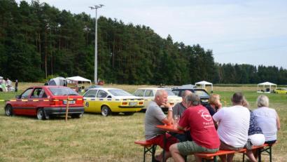 Bild: bey
Die Gemütlichkeit stand im Vordergrund des Opeltreffens, die Fahrzeuge gerieten manchmal sprichwörtlich in den Hintergrund.