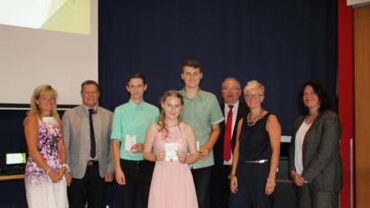 Bild: ads
Den diesjährigen drei Qualibesten der Schnaittenbacher Mittelschule Florian Bock, Marie Schübel und Nico Scharl (ab Dritter von links) gratulierten stellvertretende Schulleiterin und Klassenlehrerin Sabine Spindler, Hirschaus stellvertretender Bürgermeister Peter Leitsoni, Schnaittenbachs Bürgermeister Sepp Reindl und die beiden Schulleiterinnen aus Schnaittenbach Michaela Bergmann und aus Hirschau Birgit Häckl (von links).