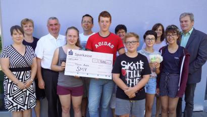 Bild: weu
Rektor Werner Winderl (rechts) begrüßte die Spendenaktion. Gemeinsam mit Schülern, Elternbeirat und Lehrerschaft wurden die Spenden für Pater André an Dekan Alfons Kaufmann (Dritter von links) übergeben.